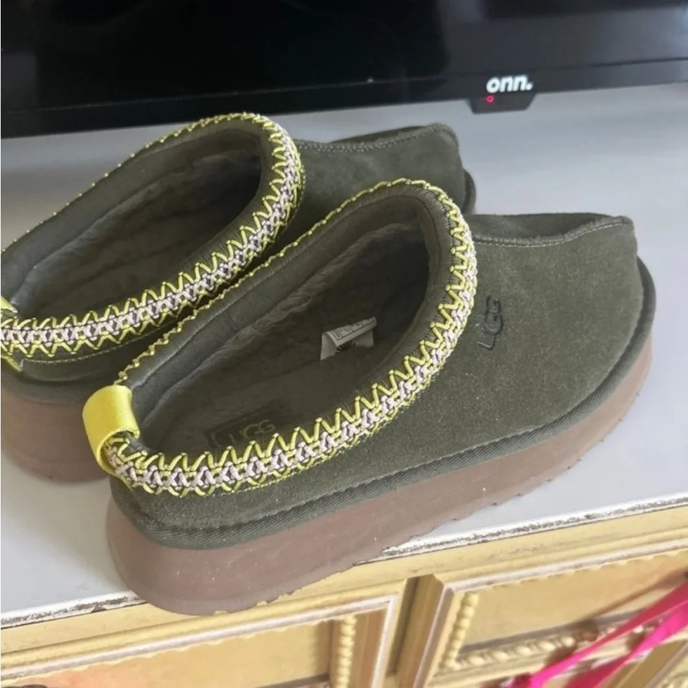Woman’s Platform UGGs - Picture 1 of 3